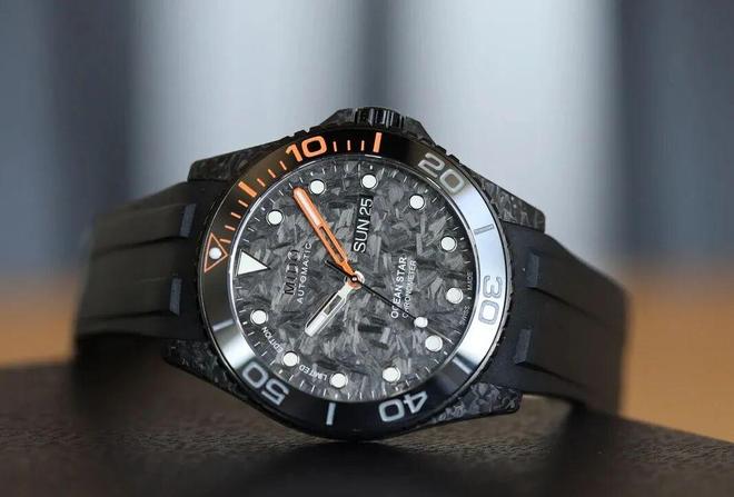 卷到万元以下让我这种普通人也终于买得起碳表了!曾经高攀不起现在触手可及!超轻实用之王碳价格(图4) 卷到万元以下让我这种普通人也终于买得起碳表了!曾经高攀不起现在触手可及!超轻实用之王碳价格(图4)